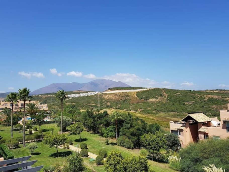 Penthouse Paradiso: 2Br Oasis In Casares Del Sol Kültér fotó