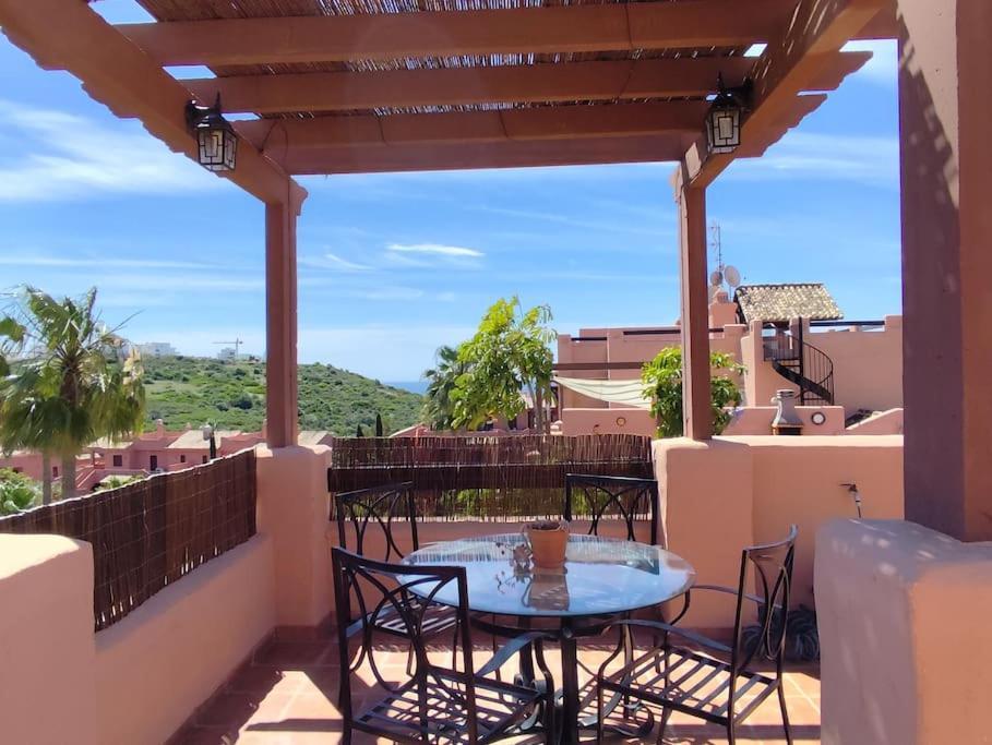 Penthouse Paradiso: 2Br Oasis In Casares Del Sol Kültér fotó