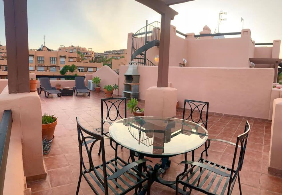 Penthouse Paradiso: 2Br Oasis In Casares Del Sol Kültér fotó